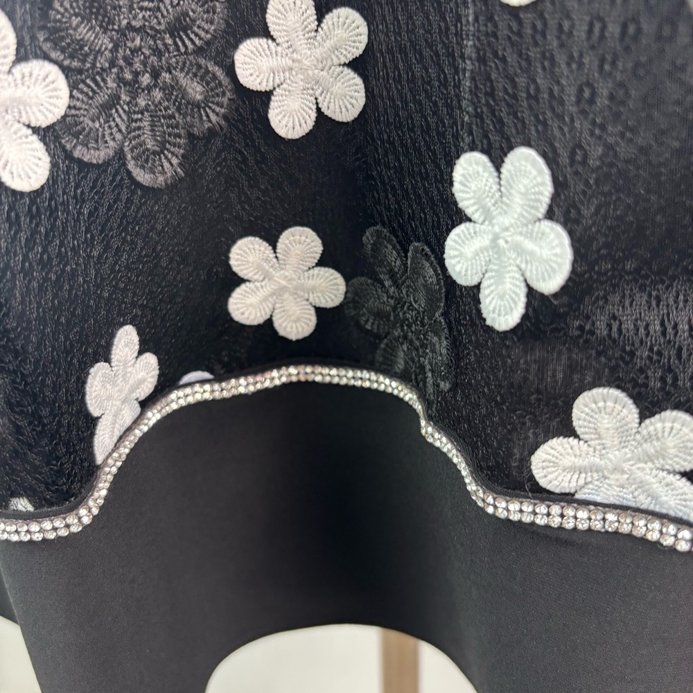 Frank Lyman Monteal black and white daisy knit dress - Picture 4 of 7